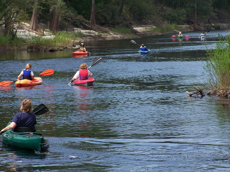 100_6965.JPG - Heavy traffic on the river.