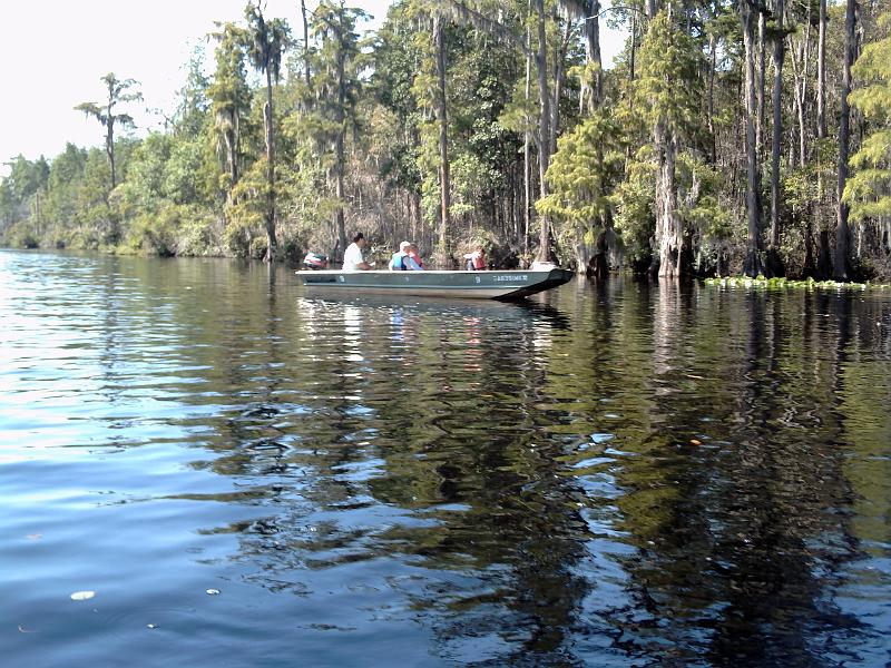 20-BillysLake.JPG - The motorboats stop to fish.